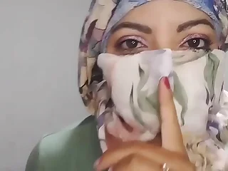 Arab Hijab Spliced Masturabtes Inaudibly Surrounding Pioneering Orgasm In Niqab REAL Ripple While Husband Away